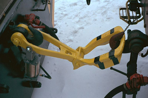 Shunting locomotive coupled to a freight wagon