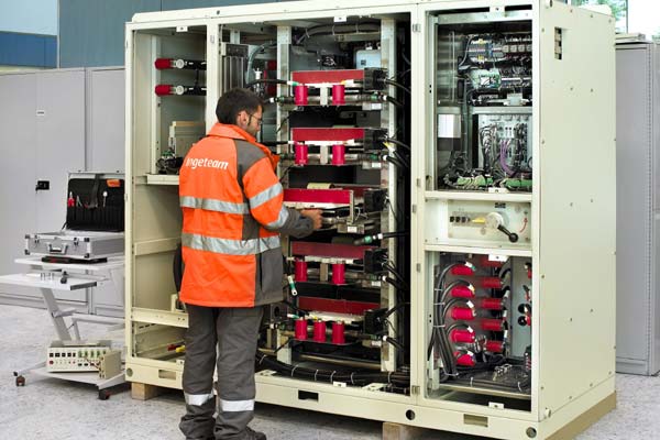 Train traction converters