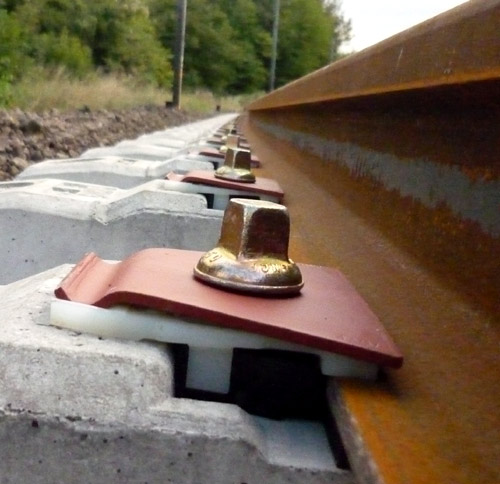 Concrete sleepers fastening system