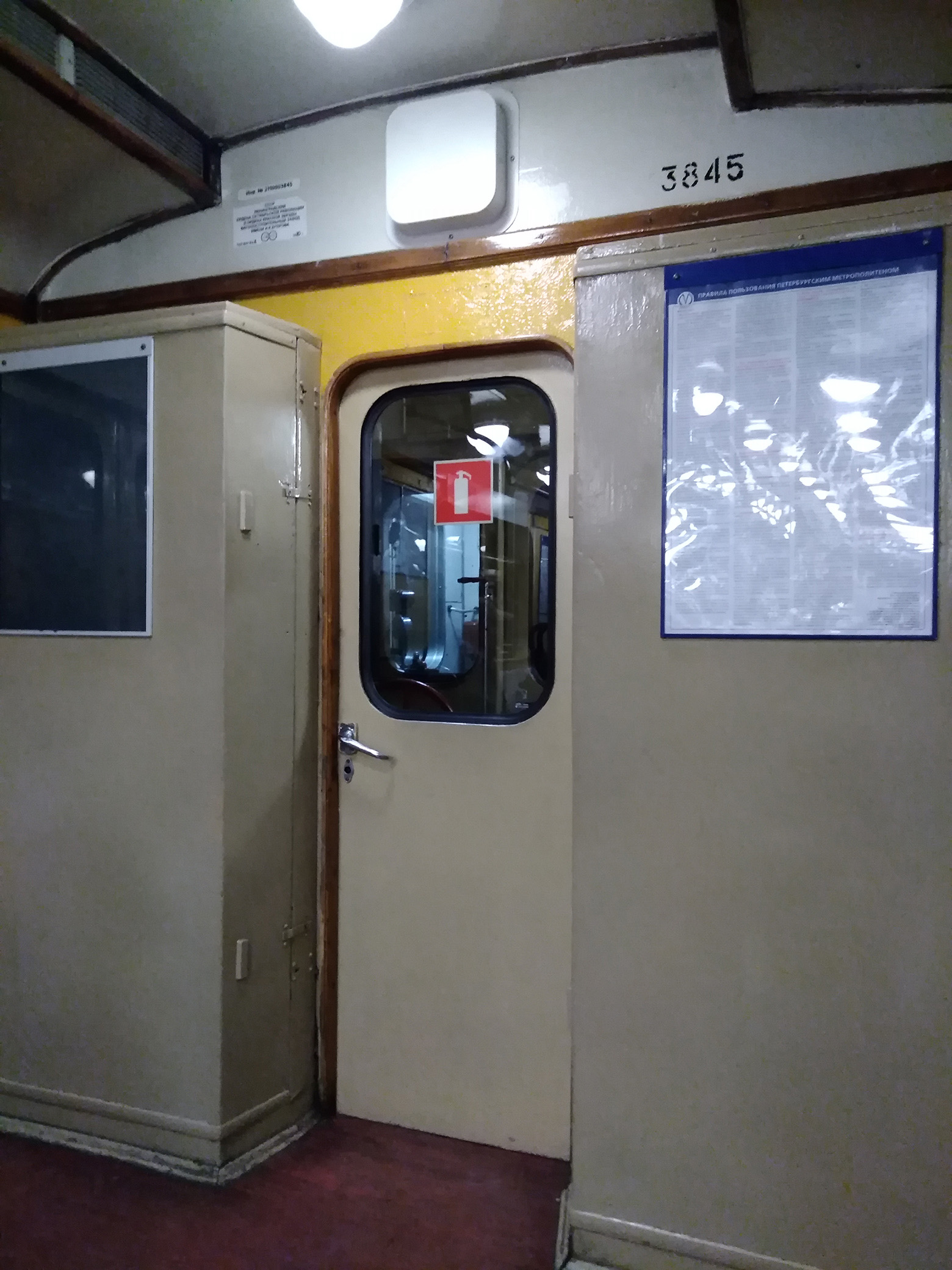 05.05.2019. Вид с другого ракурса на перегородку машиниста и на нетипичные шкафы