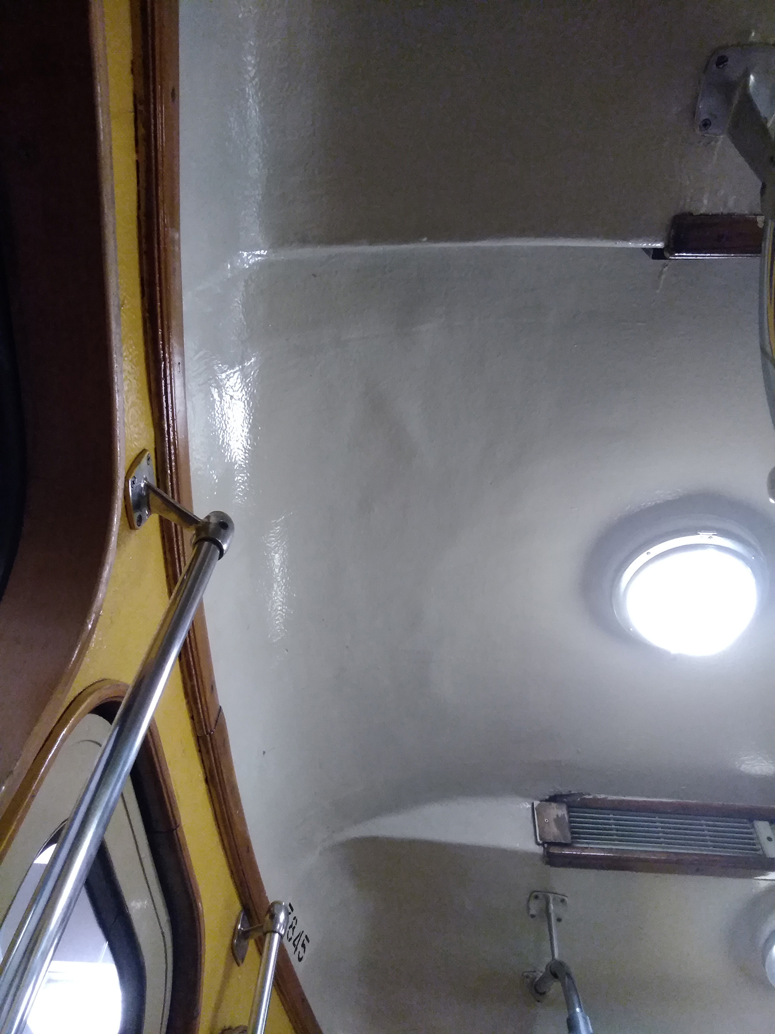 05.05.2019. Плавный переход торцевой части в потолок. У вагонов, чей потолок отделан пластиковыми панелями, на этом месте имеется прямой выступ с углами в 90 градусов