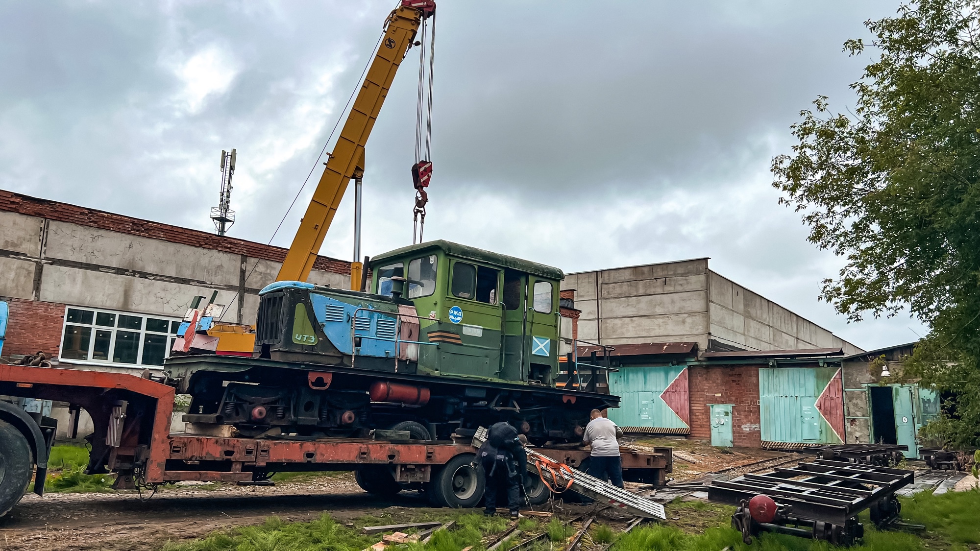 07.2023. Погрузка ЭСУ2а-876 на трейлер на заводской УЖД Демиховского машиностроительного завода