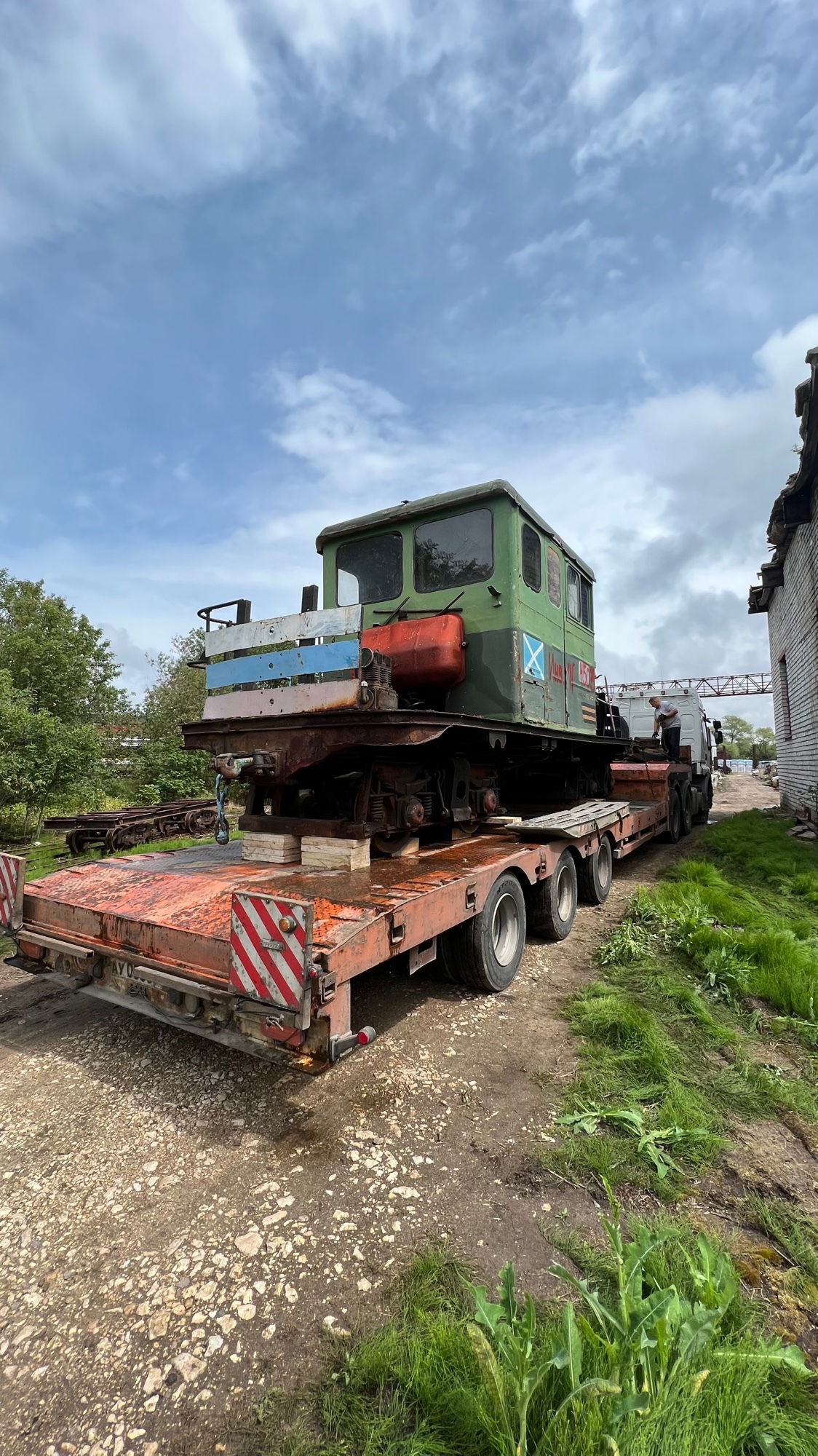 07.2023. ЭСУ2а-876 на трейлере на заводской УЖД Демиховского машиностроительного завода