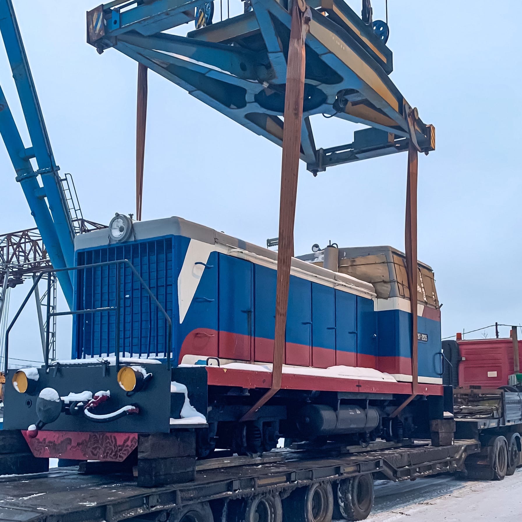 26.01.2022. Погрузка тепловоза ТУ7А-2925 на товарной станции Великий Новгород с целью долгожданной перевозки к конечной точке