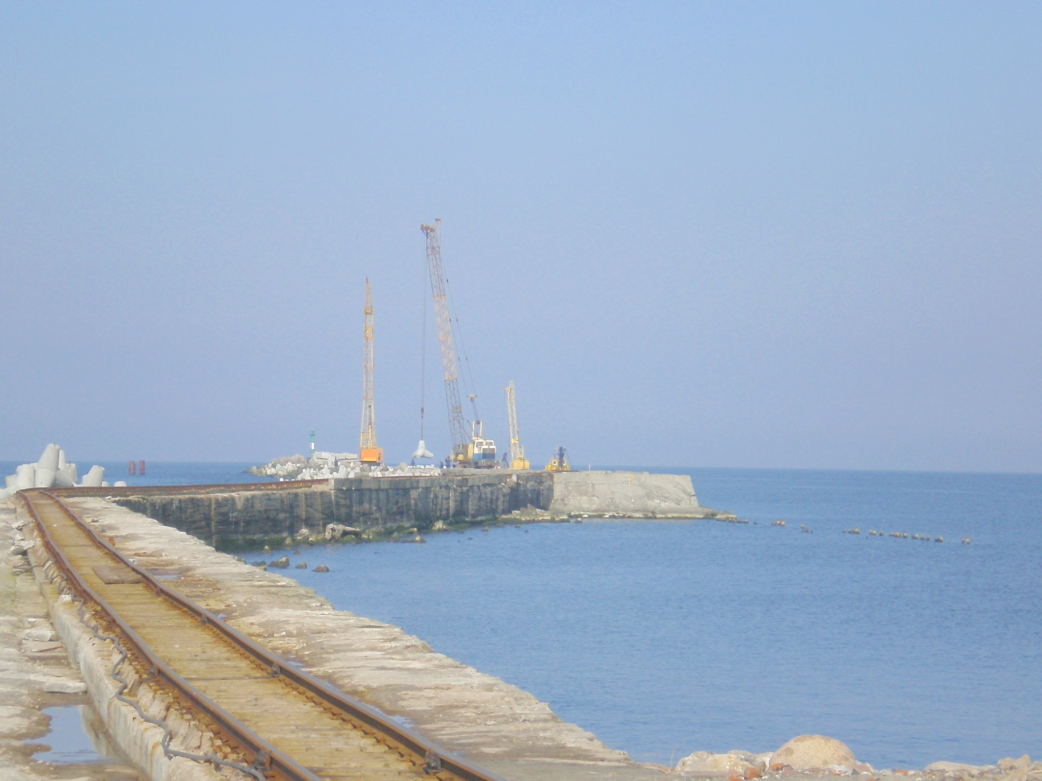 Узкоколейная железная дорога на территории Южного мола (Балтийская коса)  — фотографии, сделанные в 2008 году (часть 4)