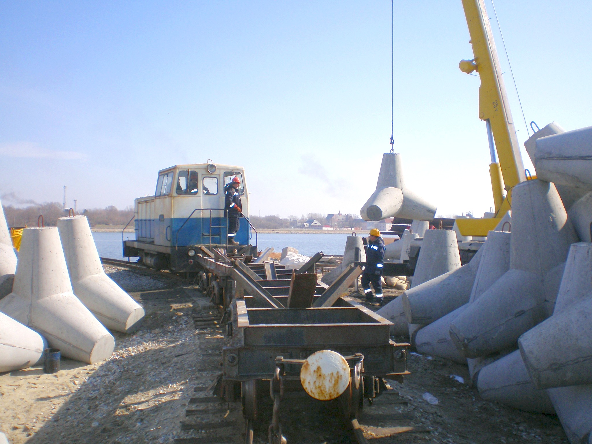 Узкоколейная железная дорога на территории Южного мола (Балтийская коса)  — фотографии, сделанные в 2008 году (часть 5)